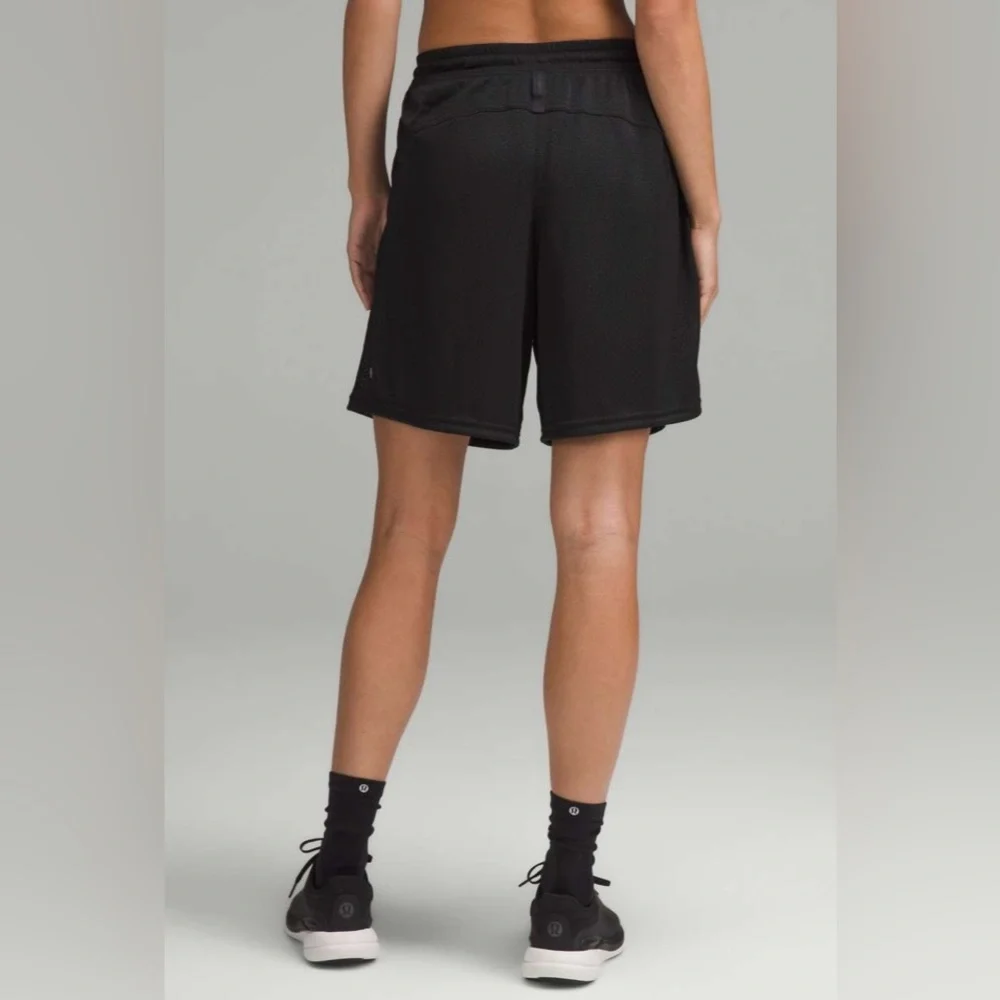 NWT Lululemon Relaxed Fit Mesh Training 8” Shorts Pockets Black Size 6 - Picture 3 of 11